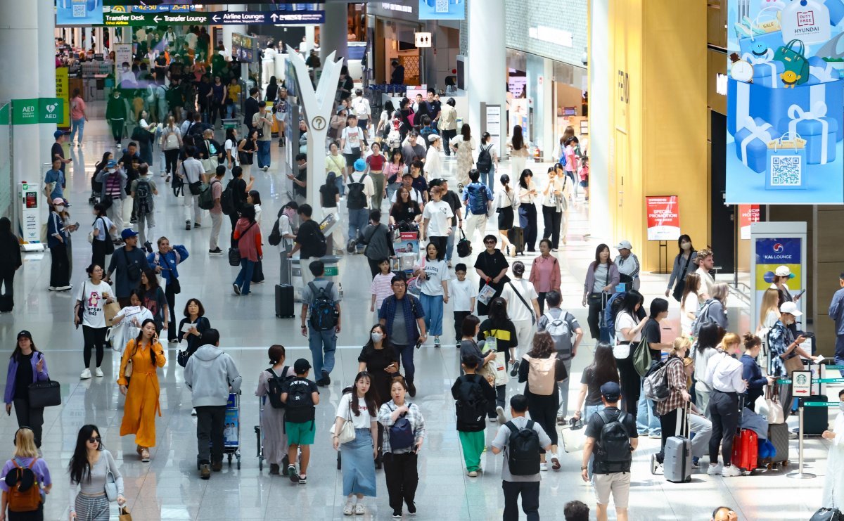 17일 인천국제공항 면세구역이 여행객으로 붐비고 있다. 국토교통부에 따르면 올해 1~5월 한국과 미국을 오간 항공 승객 수가 213만6713명(출발·도착 합산)을 기록, 역대 최다 수준인 것으로 나타났다. 엔데믹으로 출장·관광 수요가 늘고, 인천국제공항을 통해 미국으로 향하는 아시아 지역 환승객 증가가 더해진 데 따른 것으로 해석된다. 2024.06.17. [인천공항=뉴시스]