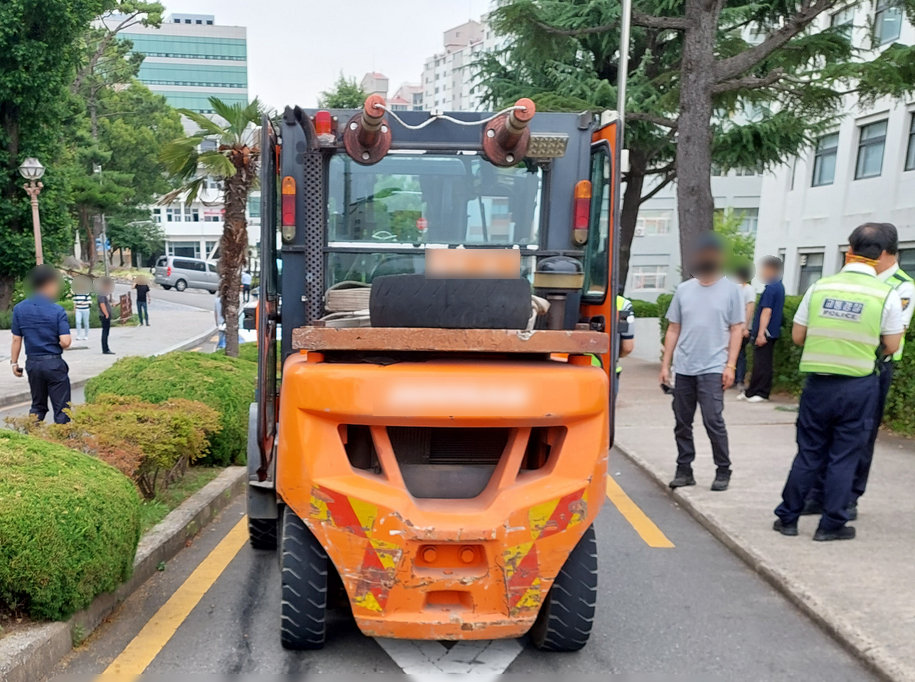 17일 오후 1시 55분쯤 부산 금정구 부산대 학내에서 지게차와 행인이 부딪히는 사고가 발생했다.(부산경찰청 제공)