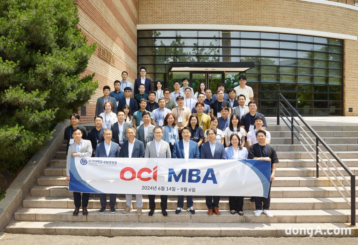이우현 OCI홀딩스 회장(앞줄 오른쪽에서 4번째)과 OCI그룹 임직원들이 사내 MBA 13기 입학식에서 기념사진을 촬영하고 있다.
