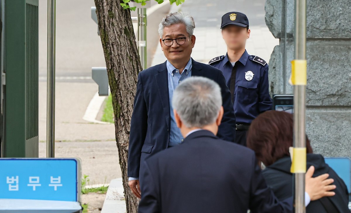 더불어민주당 전당대회를 앞두고 ‘돈봉투’ 살포 의혹 등으로 구속돼 재판중인 송영길 소나무당 대표가 지난 5월 30일 경기 의왕시 서울구치소에서 보석으로 석방돼 나오고 있다. 2024.5.30.뉴스1