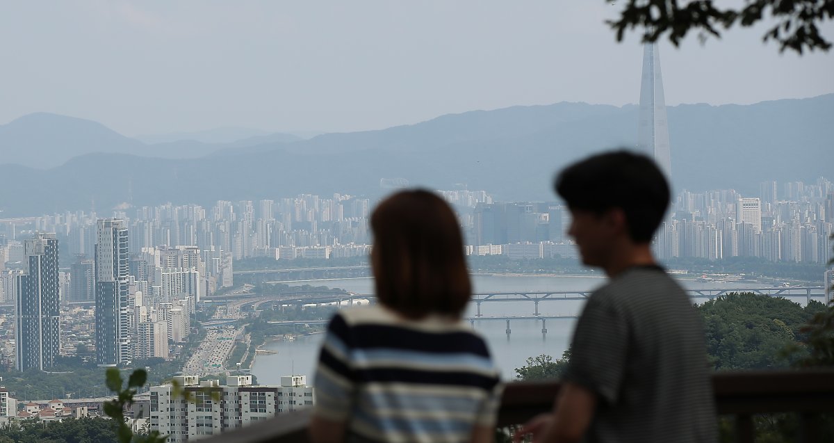 서울시 용산구 남산N타워를 찾은 사람들이 도심 아파트단지를 바라보고 있다.  2023.7.30/뉴스1