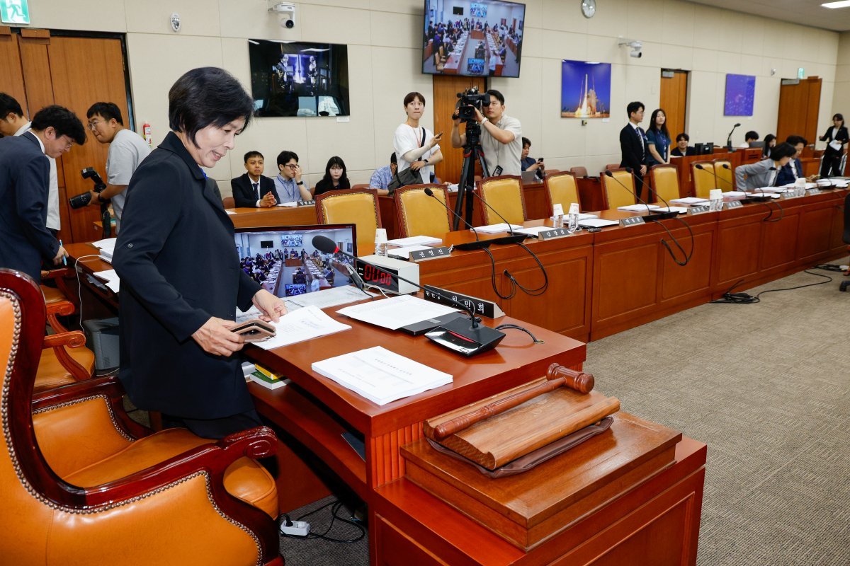 18일 오전 서울 여의도 국회에서 열린 과학기술정보방송통신위원회 3차 전체회의에서 국민의힘 의원석이 비어있는 가운데 최민희 위원장이 입장하고 있다. 2024.6.18/뉴스1