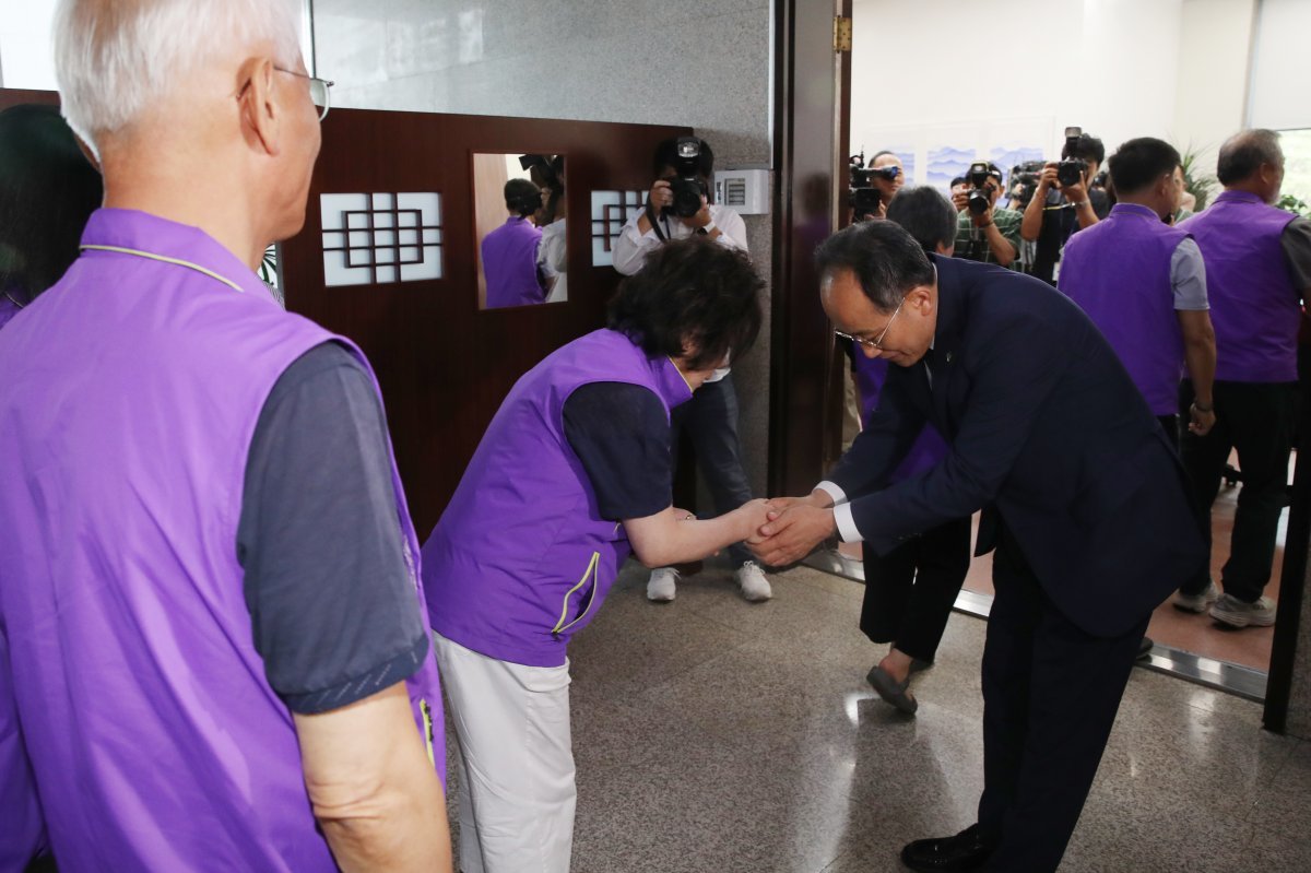 추경호 국민의힘 원내대표가 18일 오후 서울 여의도 국회에서 가진 10.29이태원참사 유가족협의회 면담에서 유가족들과 인사나누고 있다. 2024.6.18/뉴스1