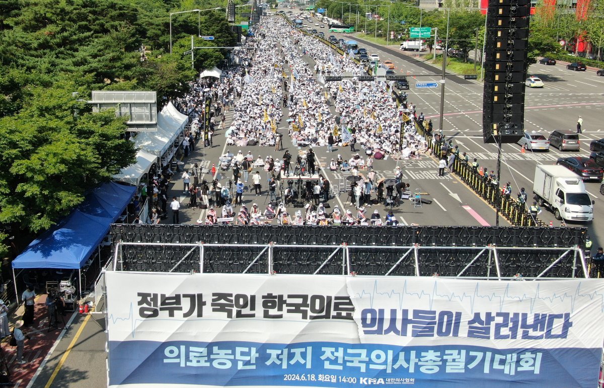 18일 오후 서울 영등포구 여의대로에서 ‘의료농단 저지 전국 의사 총궐기 대회’가 열리고 있다. 2024.6.18/뉴스1