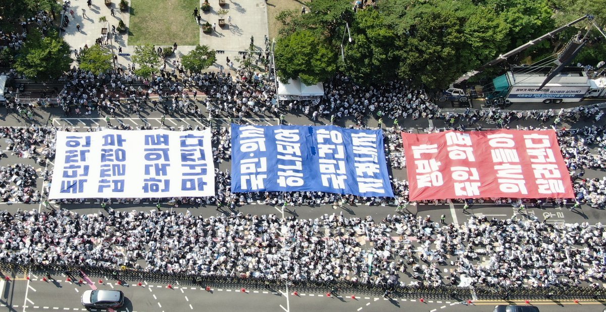 18일 오후 서울 영등포구 여의대로에서 ‘의료농단 저지 전국 의사 총궐기 대회‘가 열리고 있다. 2024.6.18/뉴스1