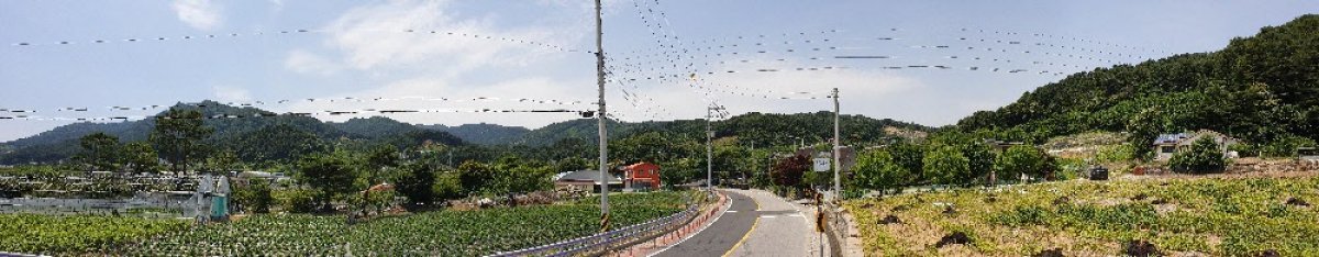 경기 가평군 치유의 숲으로 잘 알려진 ‘잣향기푸른숲’으로 가려면 거쳐야 하는 ‘잣향기푸른마을’ 초입. 뒤편으로 축령산(왼쪽)과 서리산이 보인다. 가평=황재성 기자 jsonhng@donga.com·잣향기푸른마을 제공