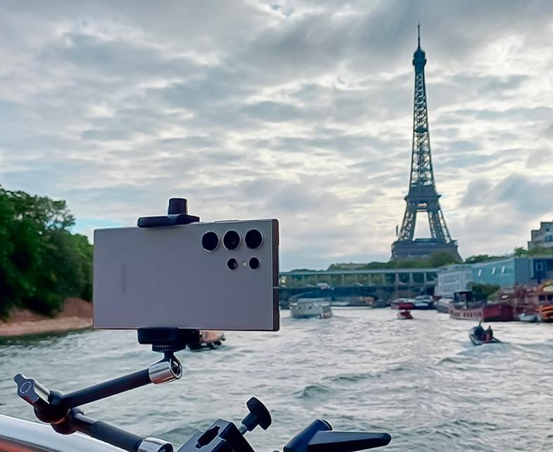 17일(현지 시간) ‘2024 파리 올림픽’ 개회식이 열릴 예정인 파리 센강의 보트에 ‘갤럭시 S24 울트라’가 설치돼 있다. 삼성전자 제공