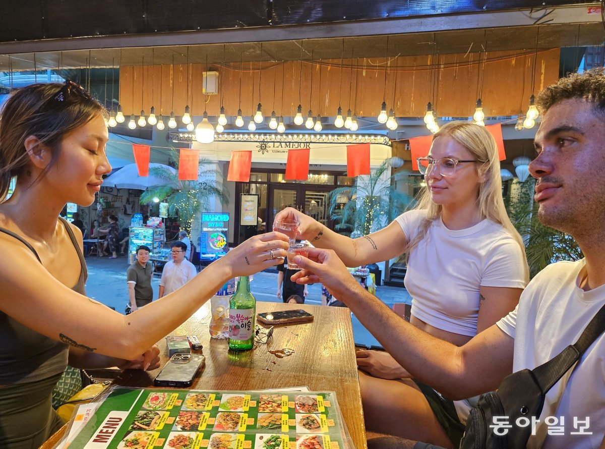 10일 베트남 하노이의 한 술집에서 미국인 관광객들이 소주를 함께 마시고 있다. 하노이=정서영 기자 cero@donga.com