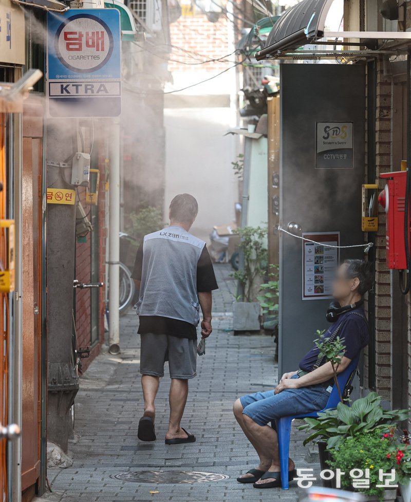 ‘쿨링 포그’ 아래서… 쪽방촌의 여름나기
경기 남부, 광주 및 호남, 부산 대구 영남 등에 폭염주의보가 발효된 18일 서울 종로구의 한 쪽방촌 골목에서 시민들이 쿨링 
포그(물안개)에 의지해 더위를 식히고 있다. 폭염주의보는 19일 경기 북부, 강원, 충청 내륙, 대전, 세종으로 확대될 것으로 
보인다. 이한결 기자 always@donga.com