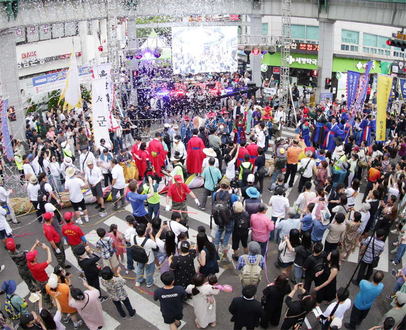 15일 울산 중구 시계탑사거리에서 열린 2024 태화강마두희축제 큰줄당기기 행사에 많은 시민이 동참해 즐기고 있다. 울산 중구 제공