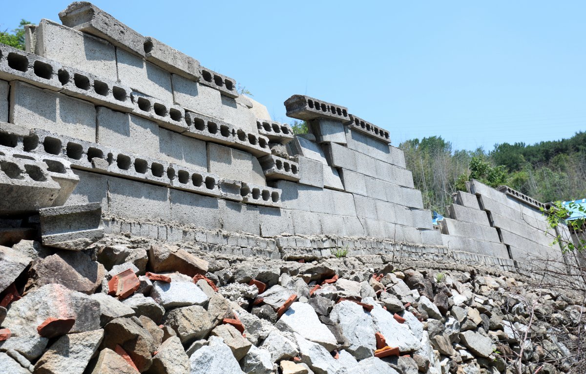13일 전북자치도 부안군 행안면 한 주택가 담장이 전날 발생한 4.8 규모의 지진으로 붕괴돼 있다. 2024.6.13/뉴스1