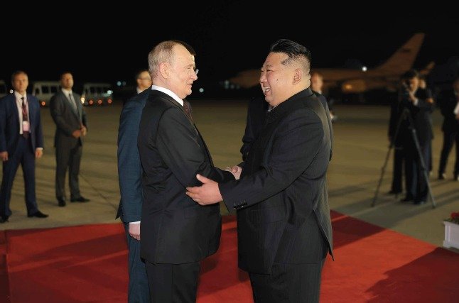 19일 평양 공항에서 만나 악수하는 푸틴 대통령과 김정은 총비서.(평양 노동신문=뉴스1)