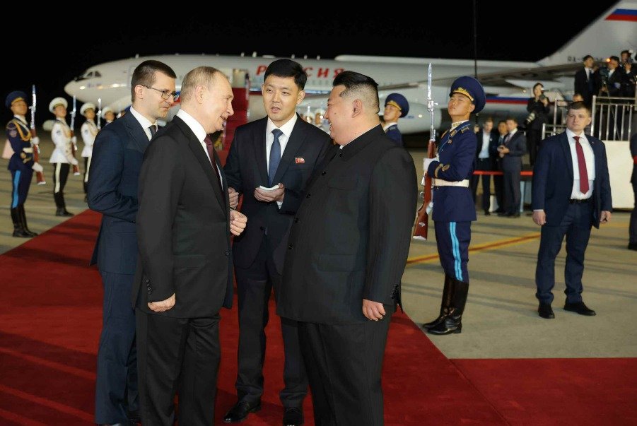 김정은 노동당 총비서와 푸틴 러시아 대통령이 19일 평양순안공항에서 만나고 있는 모습. (평양 노동신문=뉴스1)