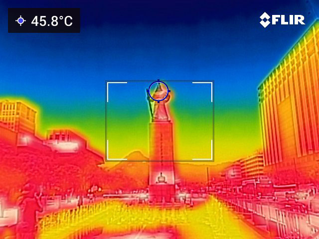 내륙 곳곳에 폭염특보가 확대 발령된 18일 오후 서울 광화문 이순신 장군 동상이 45도를 나타내고 있다. 열화상카메라 화상은 온도가 높을수록 붉은색으로 나타나며 상대적으로 온도가 낮은 곳은 푸른색으로 나타난다. (열화상 카메라 촬영) 2024.6.18. 뉴스1