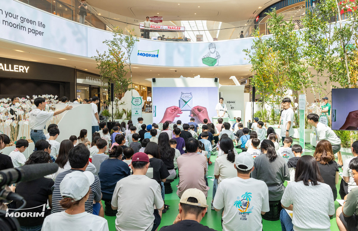 ‘페이퍼어드벤처 2024’에서 공연을 하고 있는 종이접기 유튜버 ‘네모아저씨‘. 사진제공 =무림