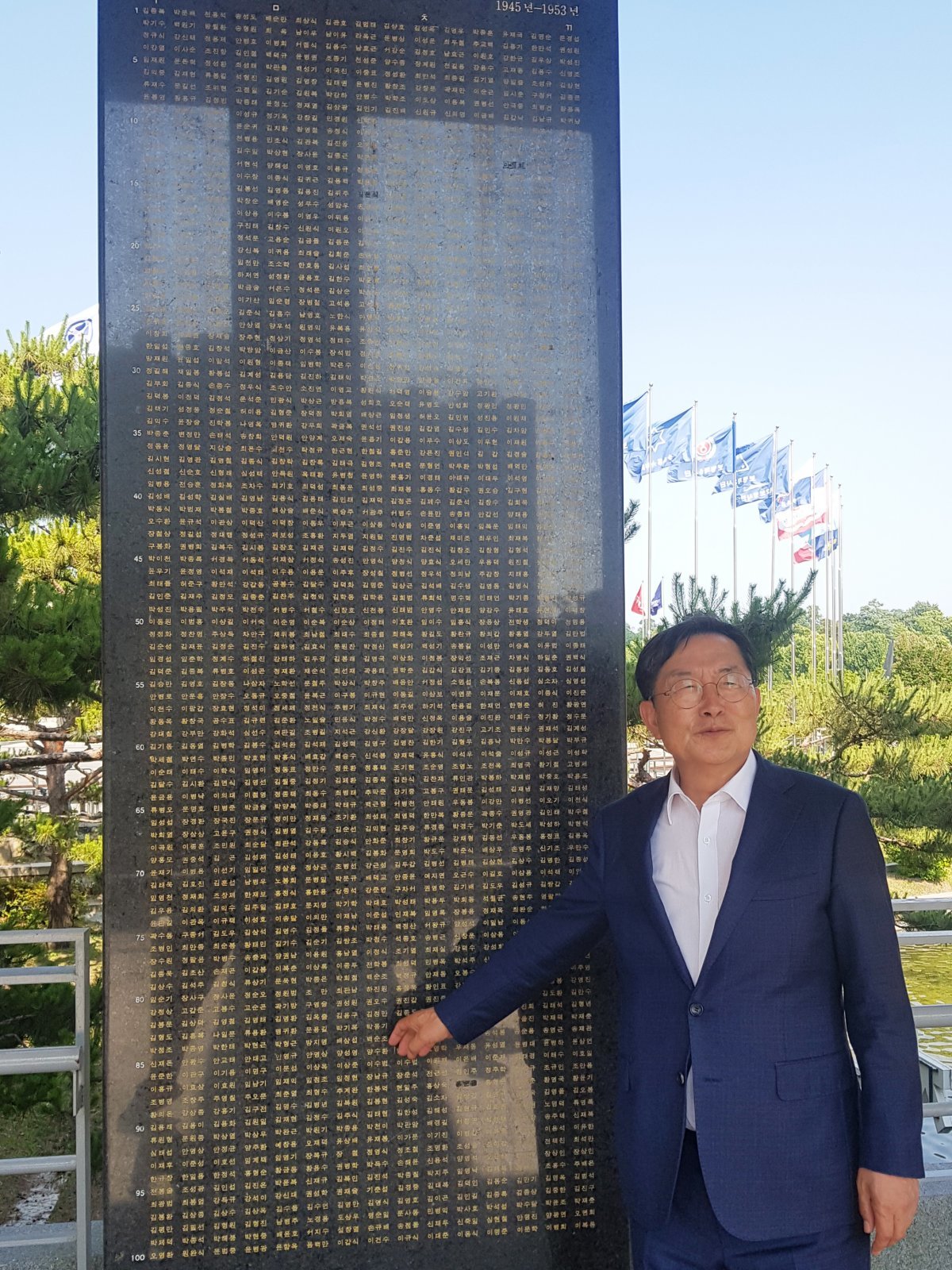 백승주 전쟁기념사업회장이 서울 용산 전쟁기념관 6·25 참전용사 전사자 명비 앞에서 설명하고 있다.