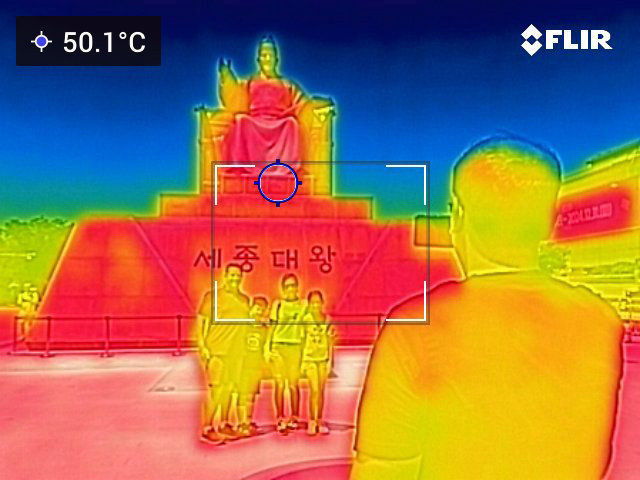 내륙 곳곳에 폭염특보가 확대 발령된 18일 오후 서울 광화문 세종대왕상이 50도를 나타내고 있다. 열화상카메라 화상은 온도가 높을수록 붉은색으로 나타나며 상대적으로 온도가 낮은 곳은 푸른색으로 나타난다. (열화상 카메라 촬영) 2024.6.18/뉴스1
