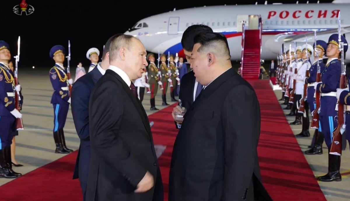 김정은 북한 국무위원장이 19일 새벽 평양에 도착한 블라디미르 푸틴 러시아 대통령을 영접했다고 조선중앙TV가 보도했다. 조선중앙TV 캡처