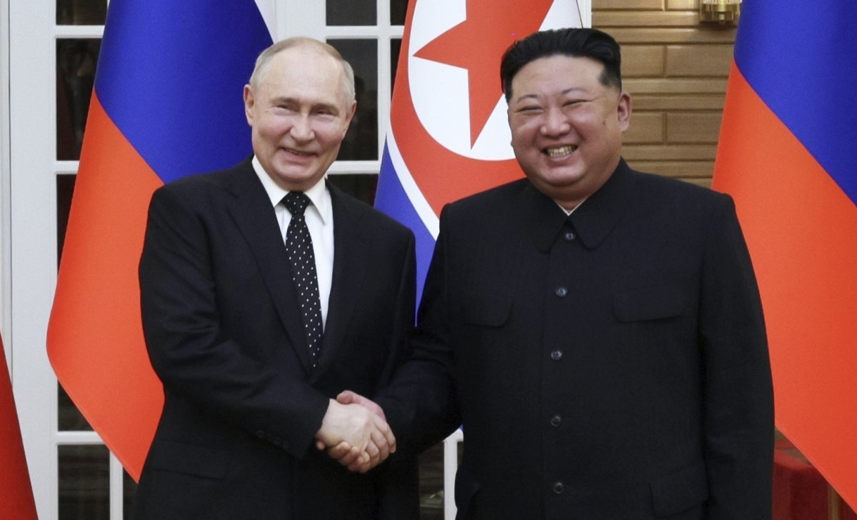 블라디미르 푸틴(왼쪽) 러시아 대통령이 19일 북한 평양에서 김정은 북한 국무위원장과 회담에 앞서 악수하며 포즈를 취하고 있다. 2024.06.19. [평양=AP/뉴시스]