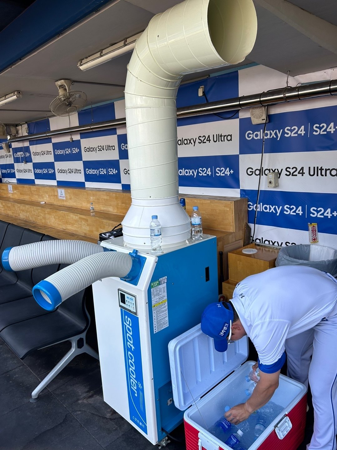 A view of the first base dugout at Samsung Lions Park in Daegu on the 19th.  Amid the sweltering heat, team officials are arranging cool drinks for players to use.  ⓒ News1 Reporter Daehyun Moon