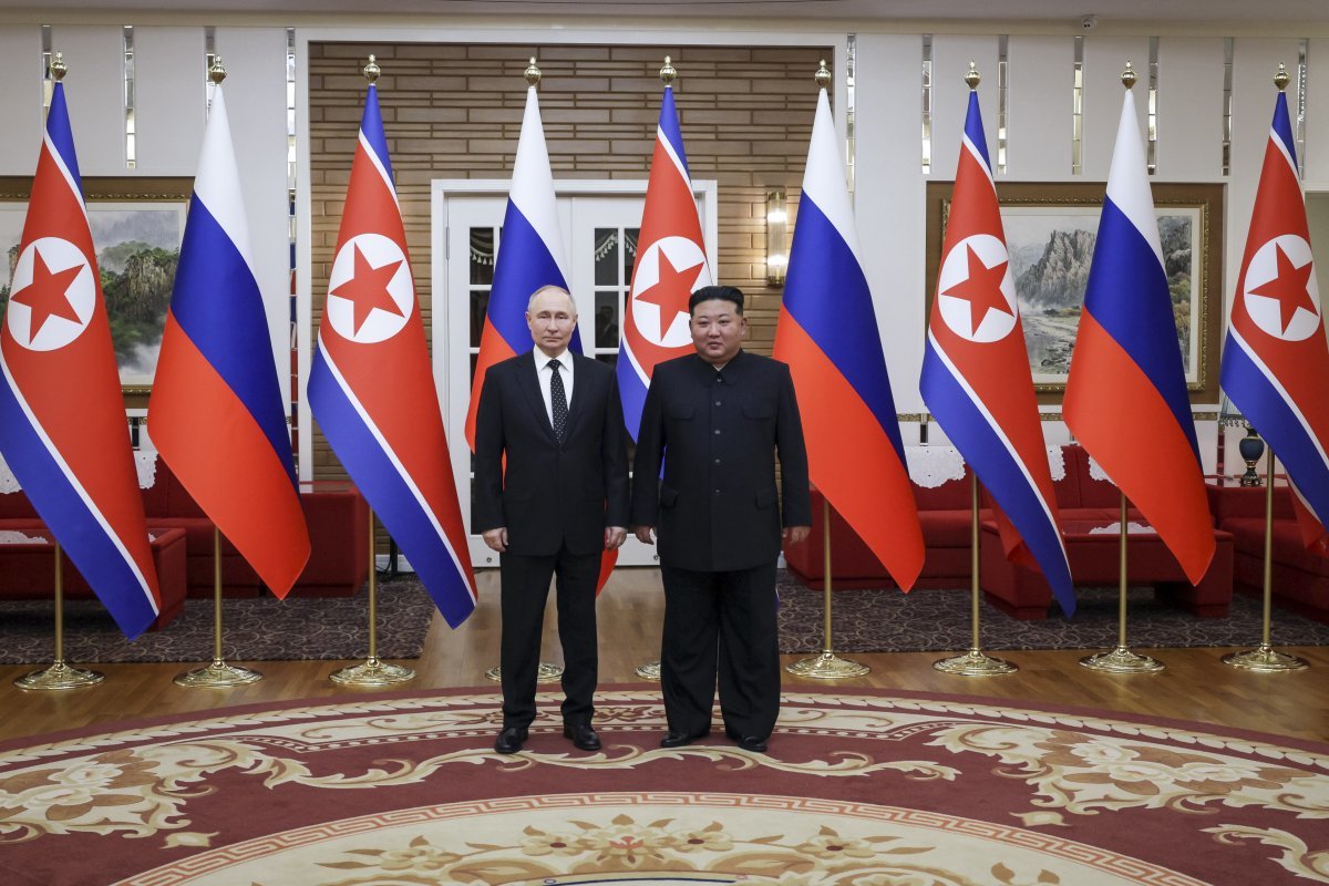 블라디미르 푸틴(왼쪽) 러시아 대통령이 19일 북한 평양의 김일성 광장에서 공식 환영식을 마친 후 기념 촬영하고 있다. 2024.06.19. 뉴시스
