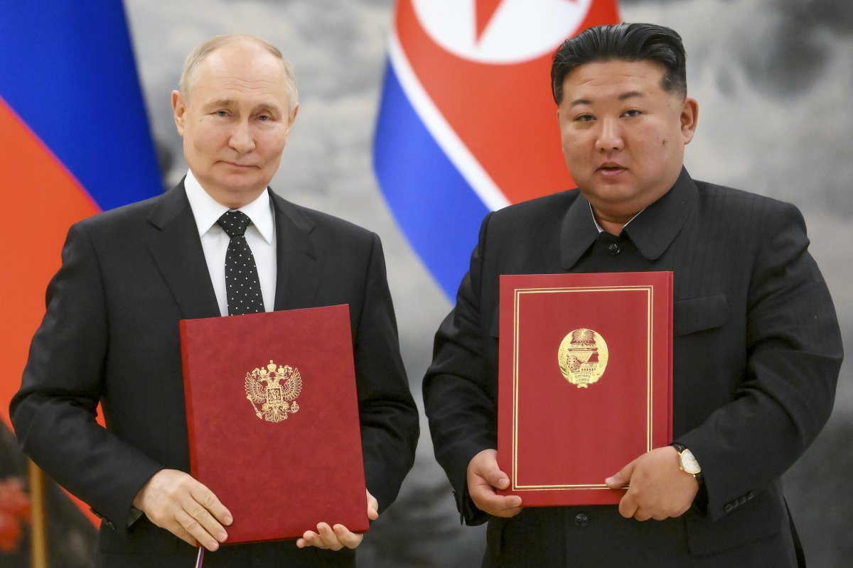블라디미르 푸틴(왼쪽) 러시아 대통령과 김정은 북한 국무위원장이 19일 북한 평양 금수산 영빈관에서 ‘포괄적 전략 동반자 협정’을 체결한 후 협정서를 들고 기념 촬영하고 있다. 이번 협정에는 어느 한 나라가 공격을 받으면 상호 지원을 제공하는 ‘유사시 상호 지원’ 조항도 포함됐다. 2024.06.19. 뉴시스