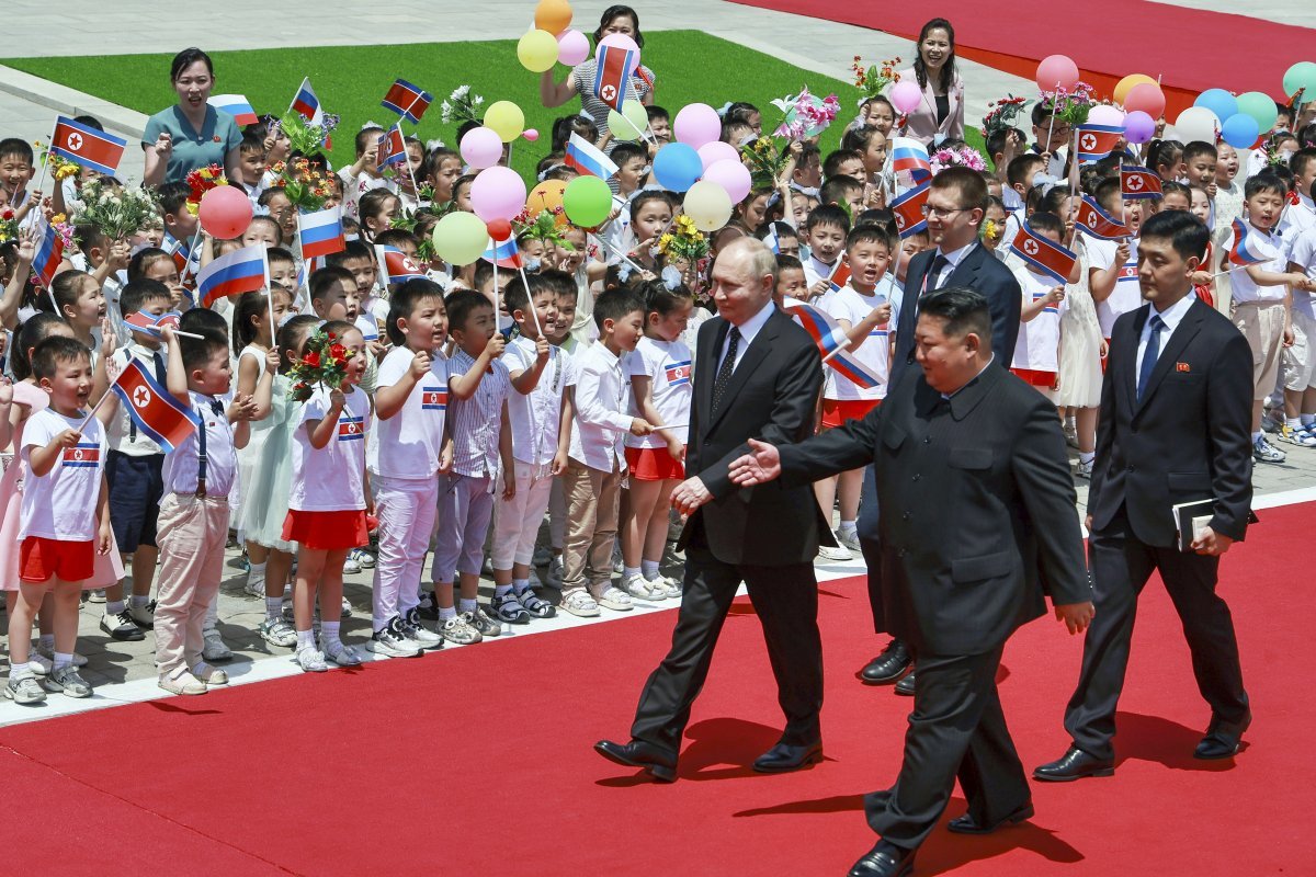 블라디미르 푸틴(왼쪽) 러시아 대통령이 19일 김정은 북한 국무위원장과 함께 북한 평양의 김일성 광장에서 열리는 공식 환영식장에 도착해 환영나온 어린이들 앞을 지나고 있다. 2024.06.19. 뉴시스