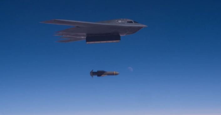31일(현지시간) 영국 매체 더 선 등에 따르면 미군은 지난 10월 28일 밤 미주리주 화이트맨 공군기지에서 다목적 스텔스 폭격기 B-2 스피릿을 태평양에 출격하는 훈련을 진행했다. (화이트맨공군기지 홍보영상 캡처) 2017.11.1/뉴스1