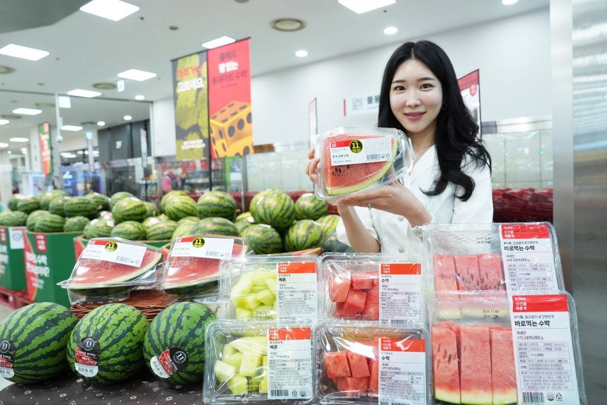 롯데마트 제타플렉스 서울역점 과일 매장에서 소용량 조각 과일을 홍보하는 모습. 롯데마트·슈퍼 제공