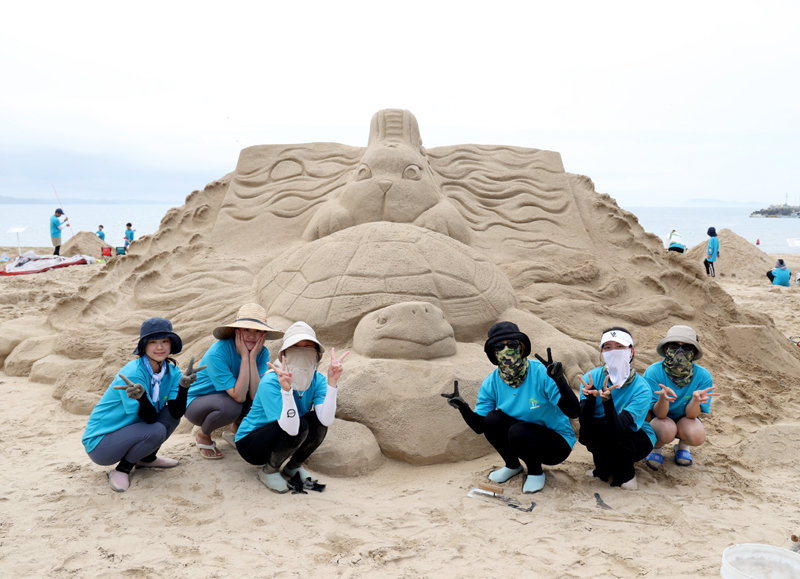 지난해 열린 충남 태안 모래조각 페스티벌에서 관람객들이 모래조각 작품 앞에서 사진을 찍고 있다. 태안군 제공