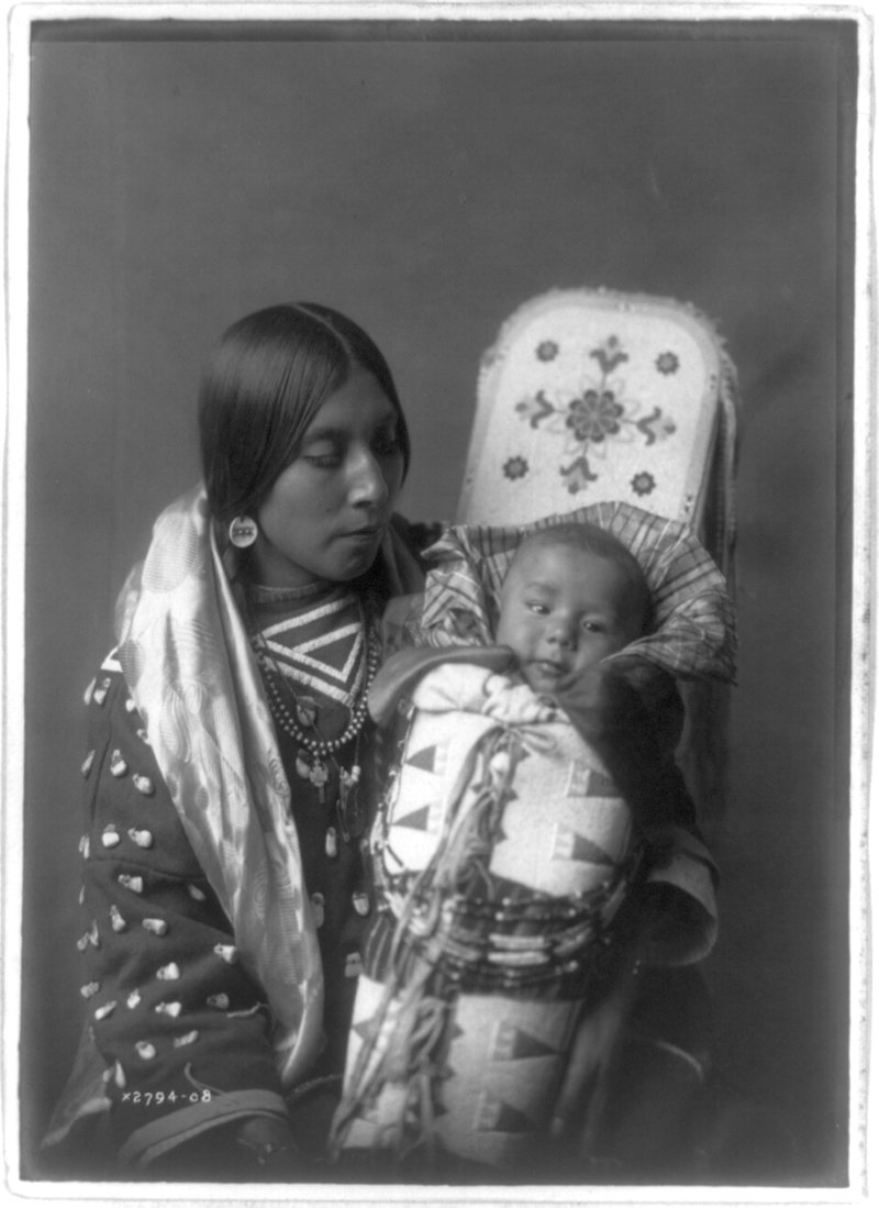 북미 원주민의 삶을 기록한 것으로 유명한 미국 사진작가 에드워드 커티스의 ‘압사로카족 어머니와 아이’. 국립중앙박물관은 ‘우리가 
인디언으로 알던 사람들’ 특별전에서 북미 원주민 30여 개 부족의 생활상을 알 수 있는 유물 151점을 선보인다. 국립중앙박물관 
제공