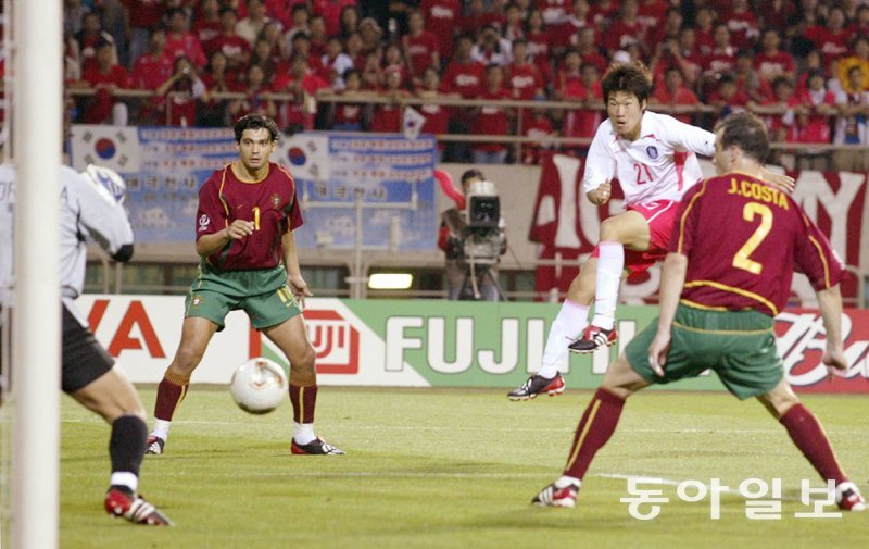 The photo above shows his father Sergiu (left), who played in the group stage match against Korea during the 2002 Korea-Japan World Cup, watching Park Ji-sung's shot that led to the winning goal.  Donga Ilbo DB