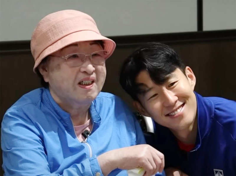 손흥민(오른쪽)과 그의 팬 정금남 할머니가 10일 축구 대표팀 숙소에서 만나 이야기를 나누고 있다.
대한축구협회 유튜브 화면 캡처
