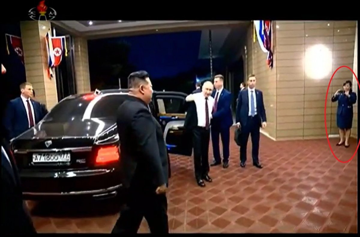 조선중앙TV는 19일 김정은 총비서와 푸틴 대통령이 영빈관 숙소로 들어가는 모습을 공개했다. 이때 현송월 당 부부장이 두 정상의 모습을 사진으로 촬영하는 듯한 모습이 포착됐다.(조선중앙TV 갈무리)