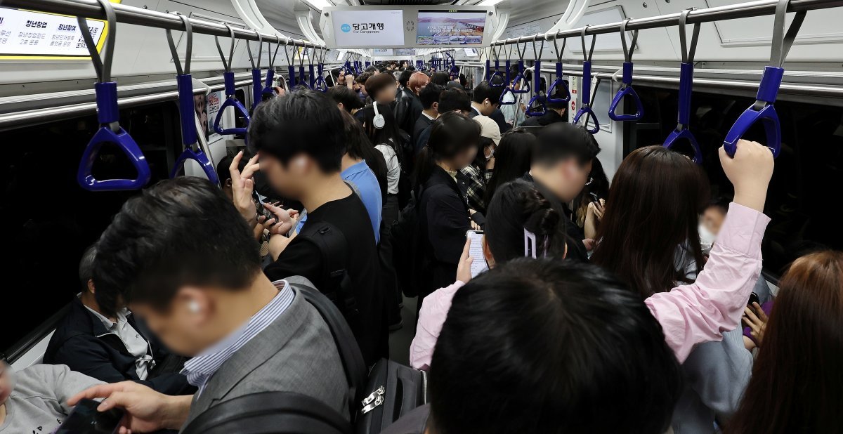 지난 4월 30일 오전 서울 지하철 4호선이 출근하는 시민들로 붐비고 있다. 뉴스1