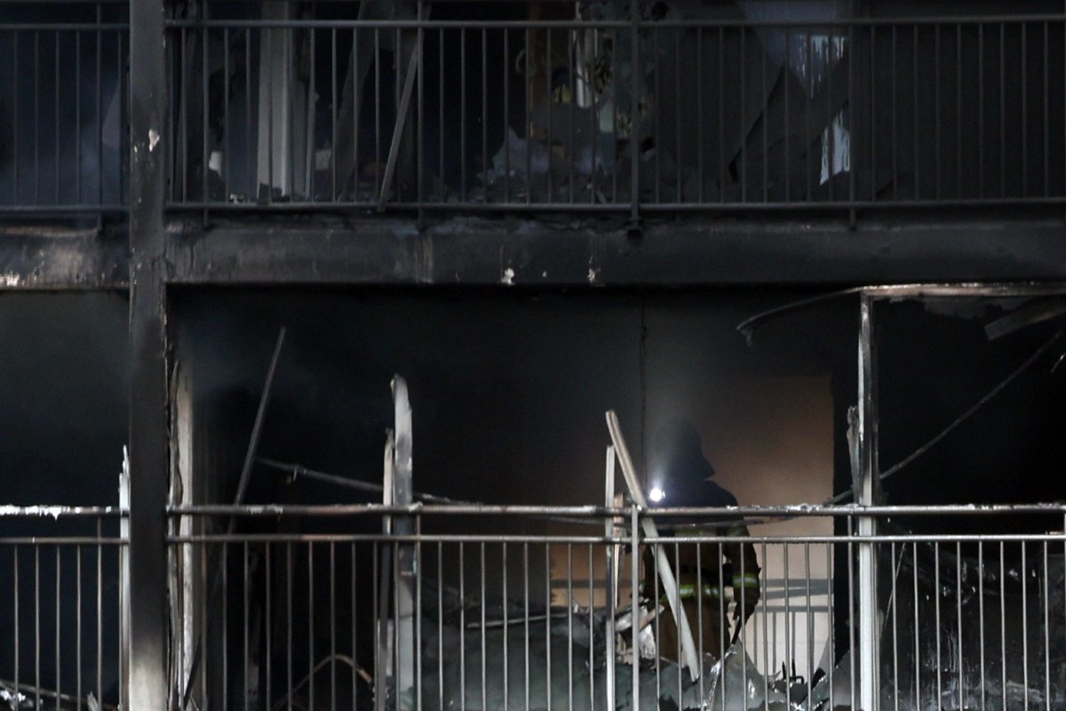 20일 오후 서울 강남구 역삼동 현대아이파크 아파트 10층에서 불이 나 소방대원들이 화재 진화를 하고 있다. 경찰과 소방에 따르면 이번 화재로 주민 등 9명이 연기를 흡입했고, 이 중 2명이 인근 병원으로 옮겨졌다. 2024.6.20/뉴스1