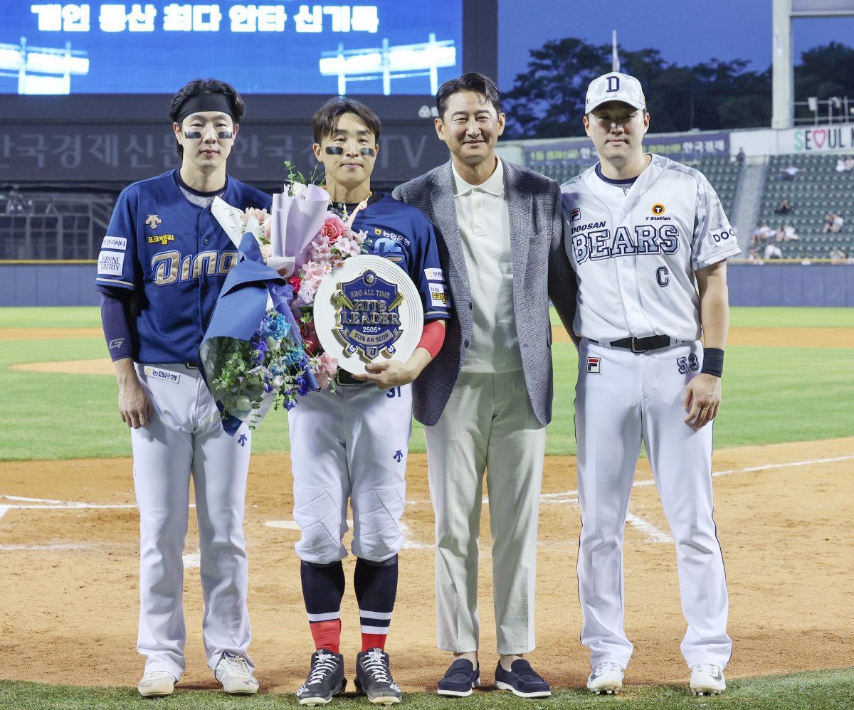 6회초 이닝 교체 시간에 NC 손아섭(왼쪽에서 두번째)의 통산 최다 안타 기념 행사가 열렸다. 왼쪽부터 NC 주장 박건우, 손아섭, 박용택, 두산 주장 양석환. 뉴시스