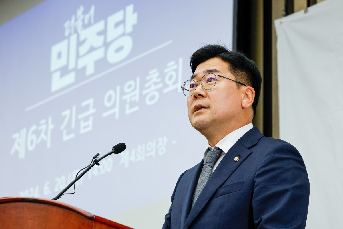 박찬대 더불어민주당 원내대표가 20일 오후 서울 여의도 국회에서 열린 긴급 의원총회에 참석해 발언하고 있다. 2024.6.20/뉴스1