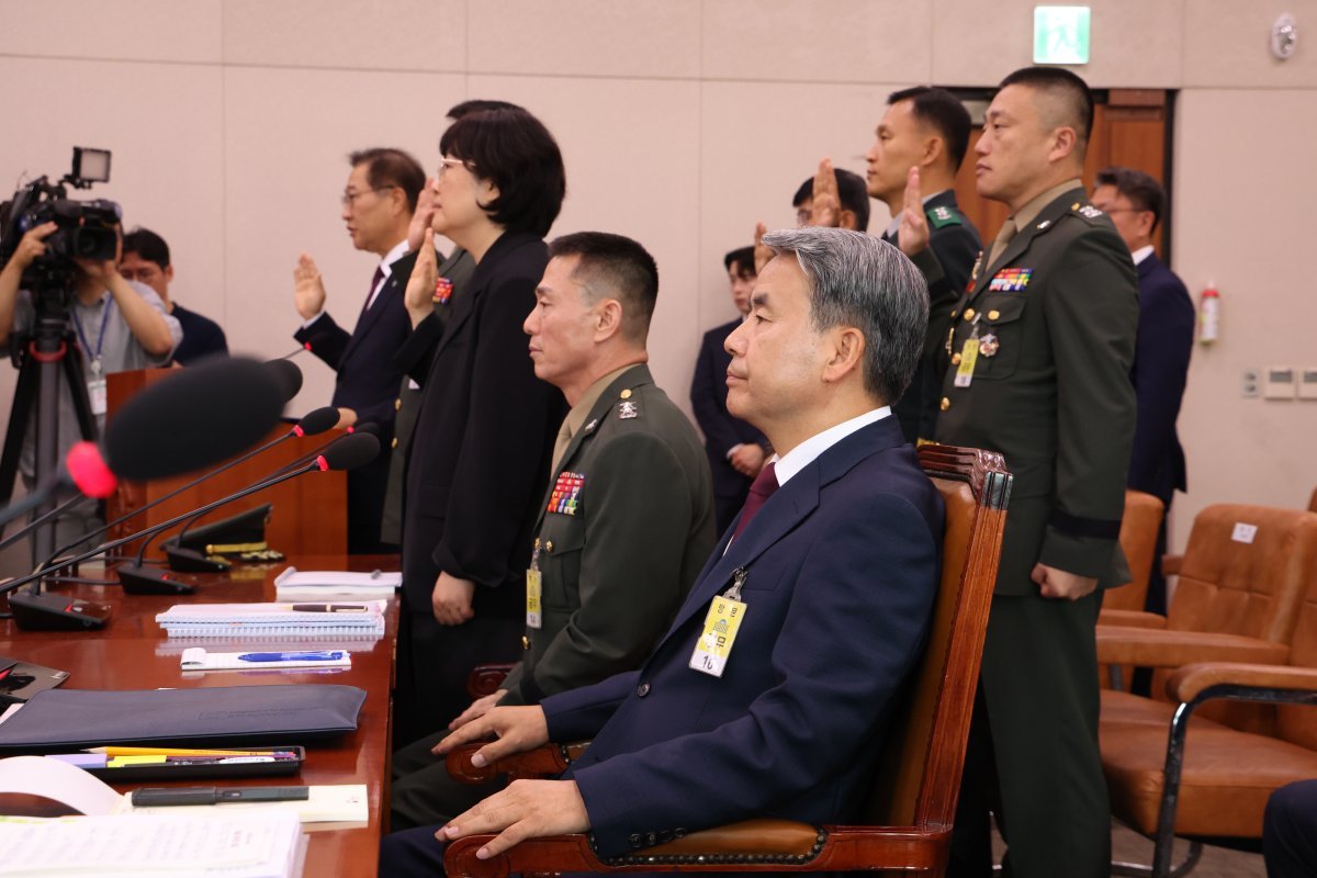 이종섭 전 국방부 장관과 임성근 전 해병대 1사단장 등 증인들이 21일 서울 여의도 국회에서 열린 
제3차 법제사법위원회 전체회의, 순직 해병 수사 방해 및 사건 은폐 등의 진상규명을 위한 특별검사의 임명 등에 관한 법률안 관련 
입법청문회에서 증인선서를 거부하고 있다. 2024.06.21 서울=뉴시스