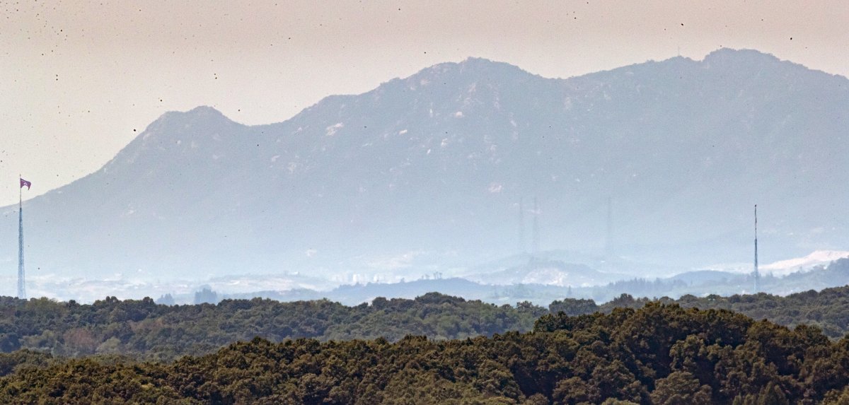 파주 접경지역에서 바라본 비무장지대(DMZ) 북한 기정동 마을에 인공기가 휘날리고 있다. 2024.6.6/뉴스1