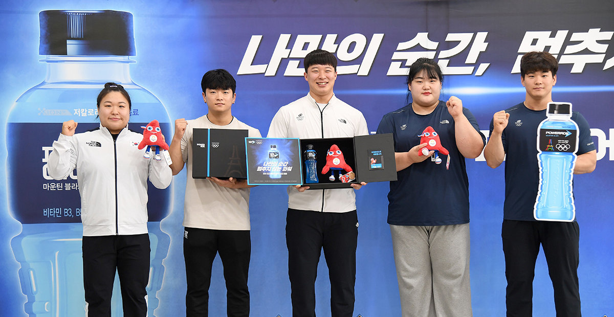 역도국가대표 왼쪽부터 김수현, 박주효, 장연학, 박혜정, 유동주 선수가 파이팅을 하고 있다.