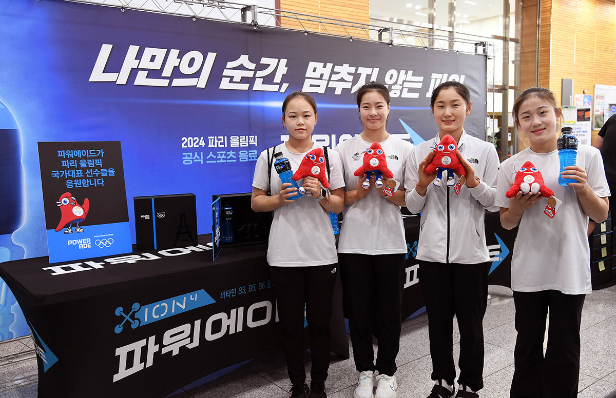 체조국가대표 왼쪽부터 여서정, 이윤서, 엄도현, 신솔이 선수가 파리올림픽 마스코트 ‘파이주’ 인형을 손에 들고 있다.
