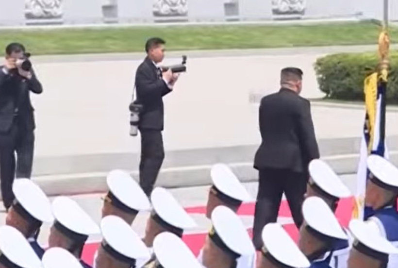 북한 1호 사진가들의 렌즈 위에 뾰족한 것이 붙어 있다. 고프로로 동영상도 같이 촬영하려 했던 것으로 보인다.  유튜브 캡쳐