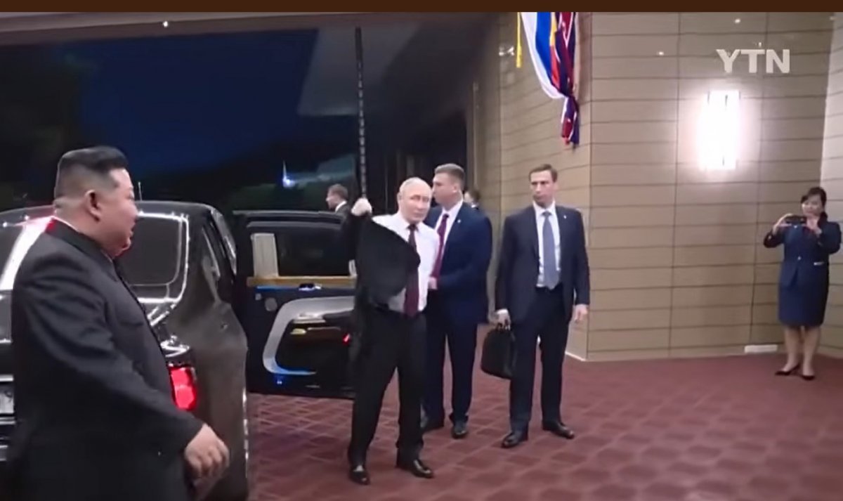 새벽에 평양에 도착한 푸틴은 곧바로 숙소로 이동했다. 숙소까지 동행한 김위원장과 푸틴의 모습을 현송월 부부장(오른쪽)이 스마트폰으로 촬영하고 있다.