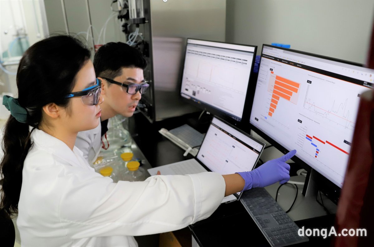 SK바이오사이언스 연구원들이 AI 기반 ADO 시스템을 활용해 백신 실험설계를 논의하고 있다.