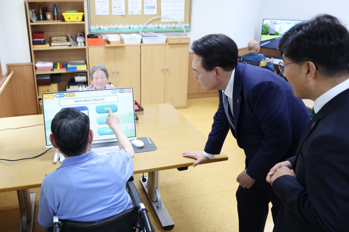 윤석열 대통령이 21일 경기 수원보훈요양원을 방문해 어르신들의 치료프로그램을 참관하고 있다. 2024.6.21/대통령실 제공