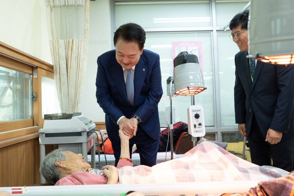 President Yoon Seok-yeol visits the Suwon Veterans Nursing Home in Gyeonggi Province on the 21st and asks about the well-being of the elderly.  2024.6.21/Provided by Presidential Office