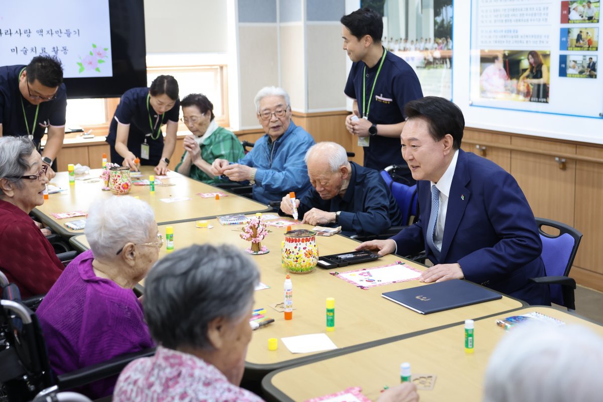 윤석열 대통령이 21일 경기 수원보훈요양원을 방문해 어르신들과 미술치료 수업을 받고 있다. 2024.6.21/대통령실 제공