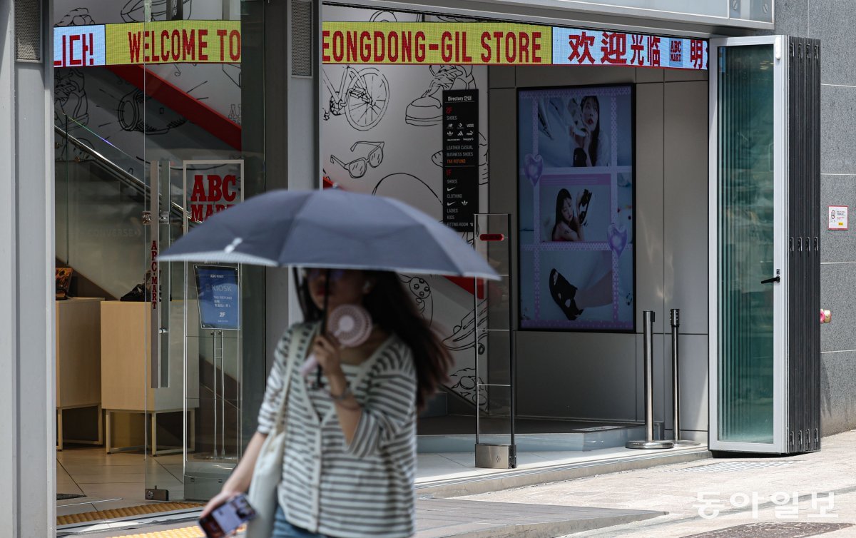 21일 오후 서울 중구 명동의 상점들이 문을 활짝 연 채 냉방기기를 가동하는 ‘개문 냉방’을 하고 있다. 이한결 기자 always@donga.com