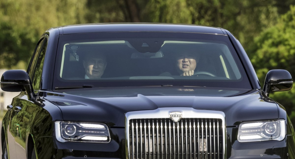 김정은 북한 국무위원장(오른쪽)이 24년 만에 북한 평양을 찾은 블라디미르 푸틴 러시아 대통령을 옆에 태운 채 러시아산 고급차 아우루스를 운전하고 있다. 평양=AP 뉴시스